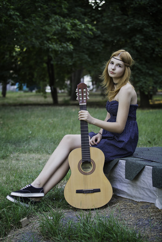 Девушка с гитарой - anatoly 