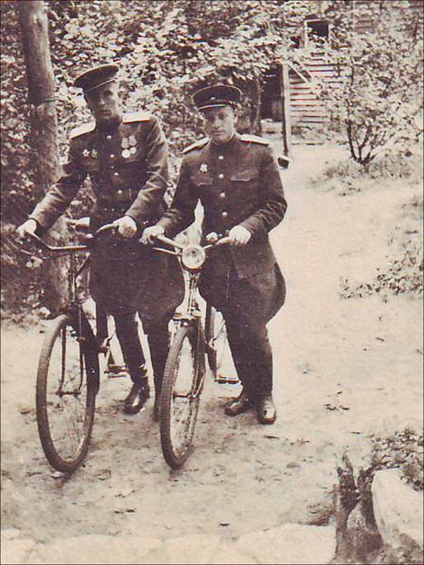 Младший сержант Швадченко и старший лейтенант Гончаров. Берлин, май, 1945 г. - Нина Корешкова