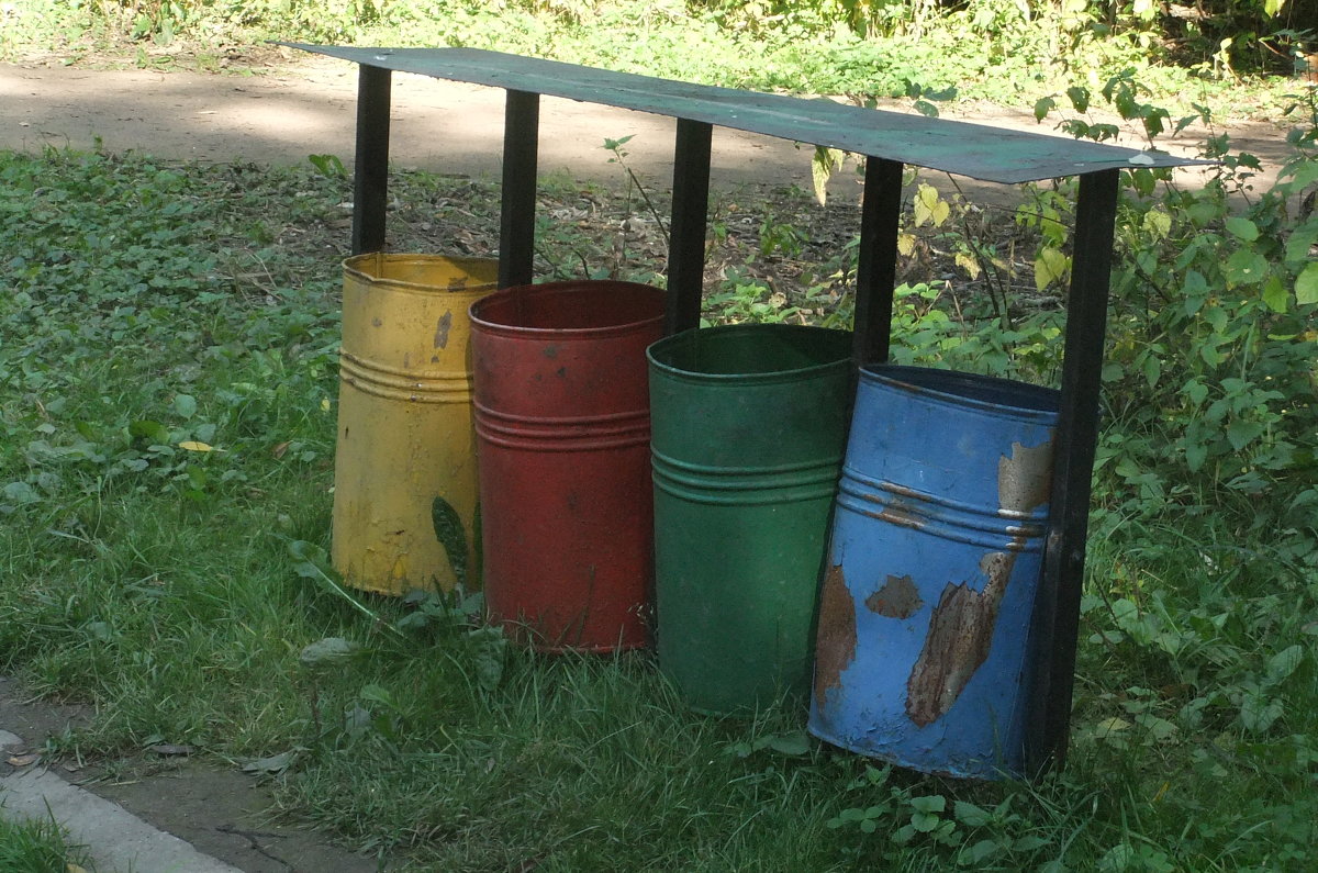 Веселые мусоросборники в парке - Наталья Александрова