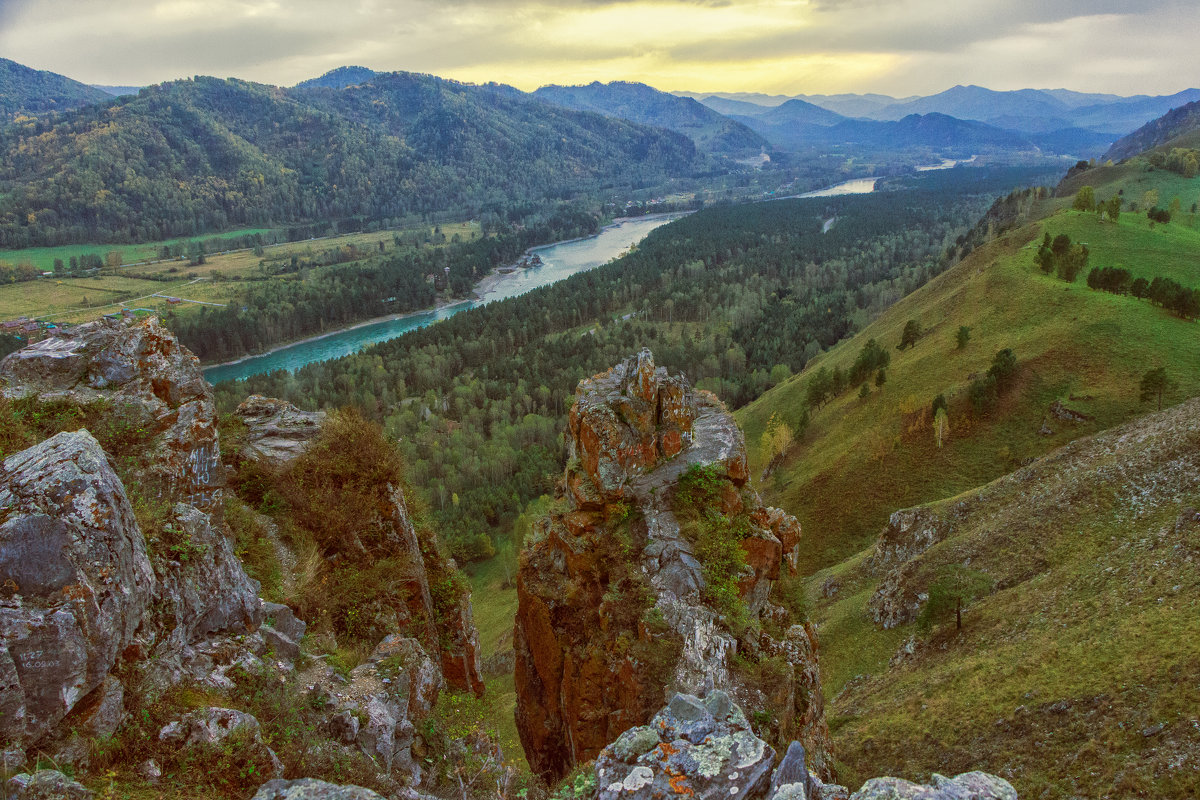 скала "Чертов палец" и вид на долину реки Катунь - Галина Шепелева