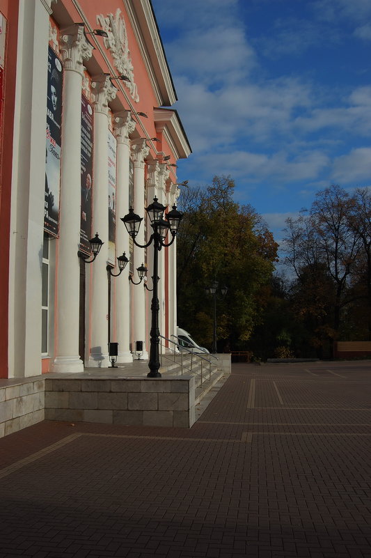 Рязанская филармония на фоне осенней листвы - Александр Буянов
