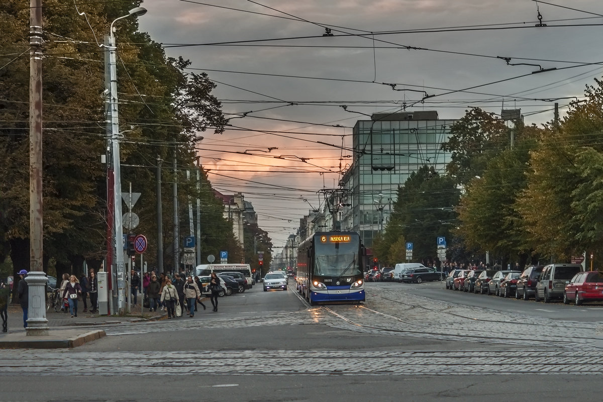Трамвай на улице вечернего города - Александр Творогов