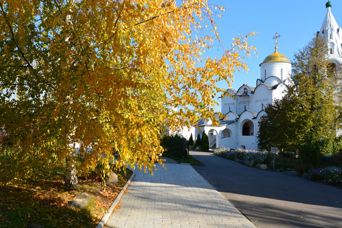 Осень в монастыре - Лидия Рьянова
