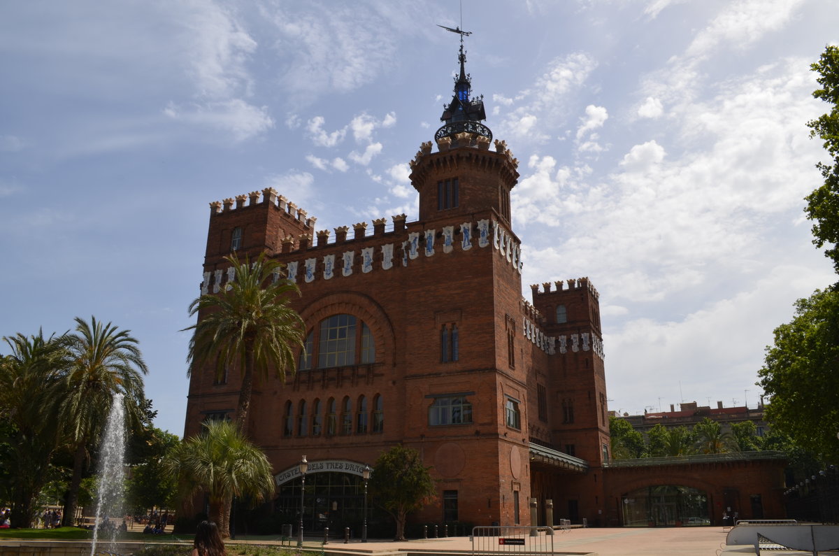 Замок трех драконов (Castell dels Tres Dragons) - Таня Фиалка