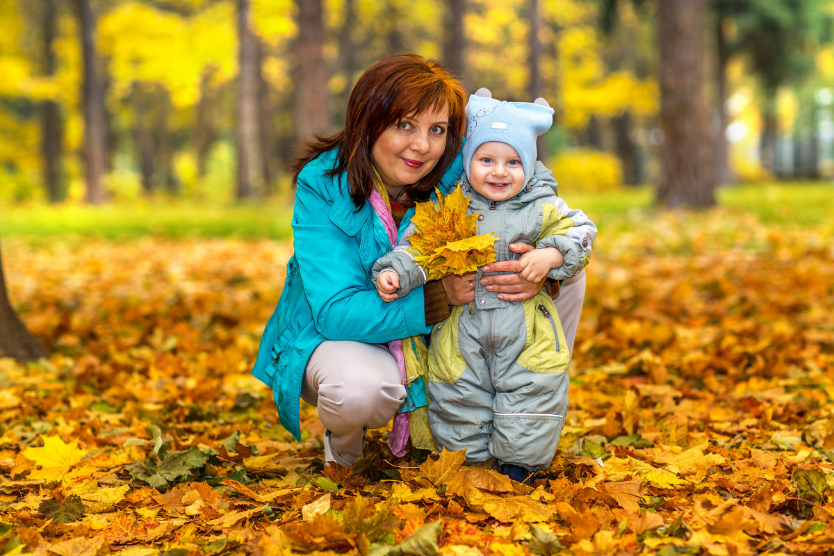 Фотосессия семейная осенью с осенним букетом