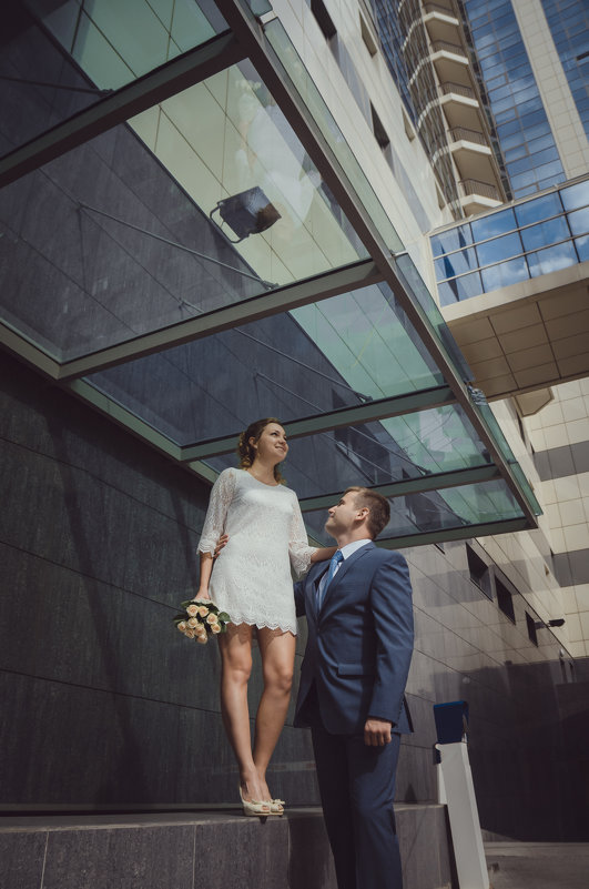 жених и невеста на фоне современно здания - Ninka Ch Chubaryan