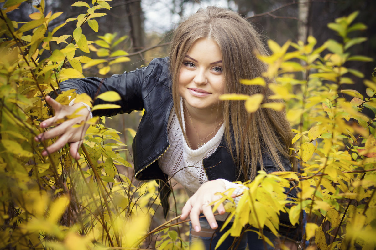 Девушка в желтых листьях - Дарья Корюкина