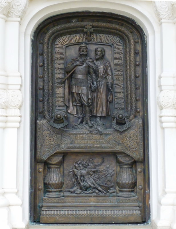 Дверь часовни-усыпальницы  князя Дмитрия Пожарского в Суздале - Galina Leskova