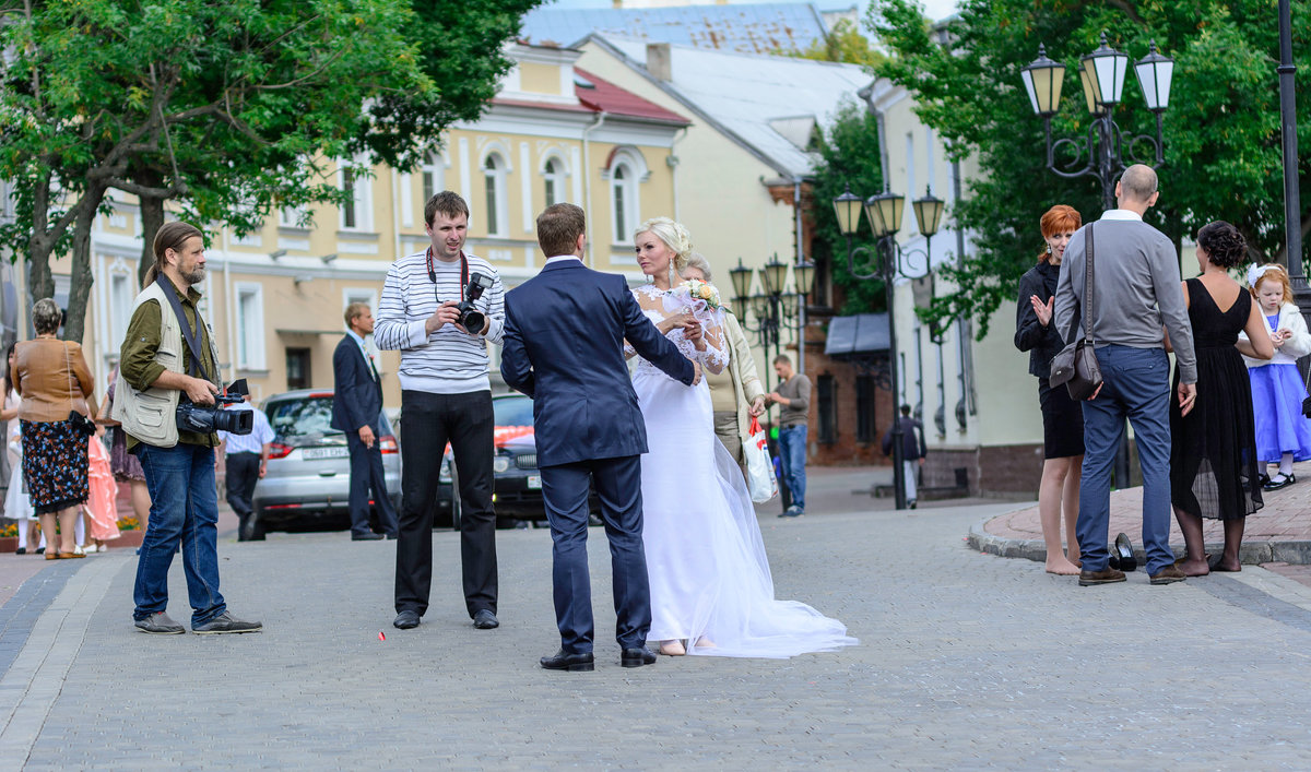 Очередной жених готовится перенести невесту через Пушкинский мост в Витебске.... - Анатолий Клепешнёв