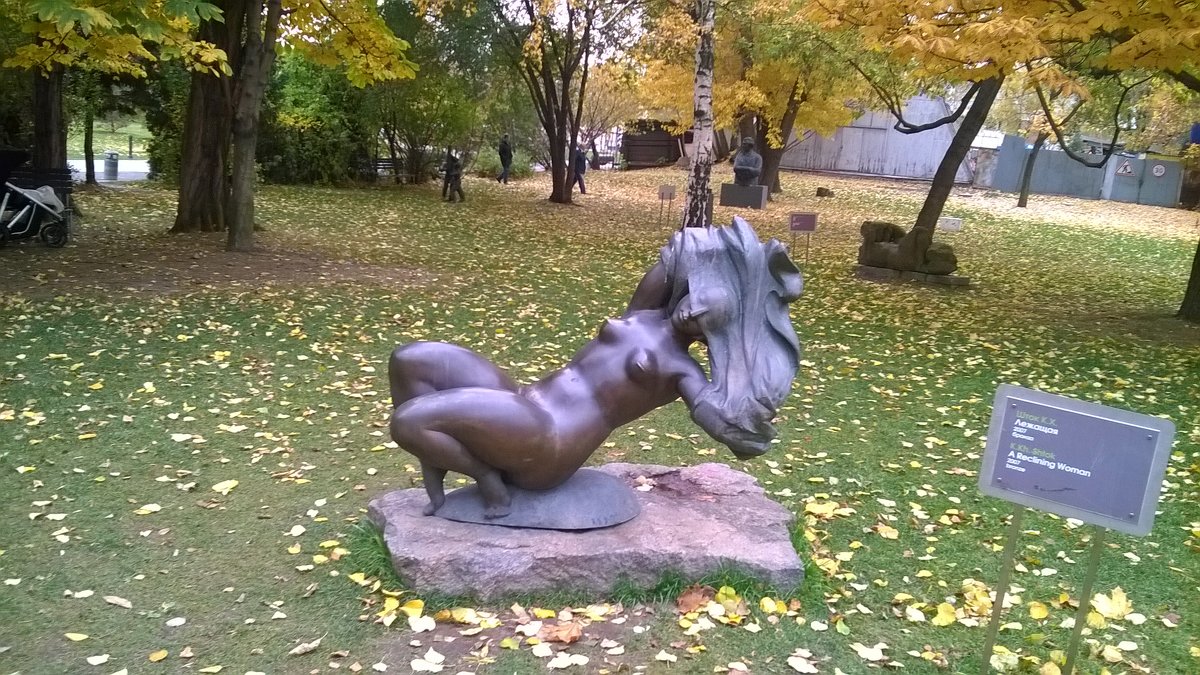 Скульптура  в саду при ЦДХ - Мила 