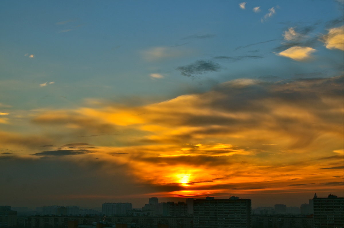 Осень из моего окна, город, закат - Елена Солнечная