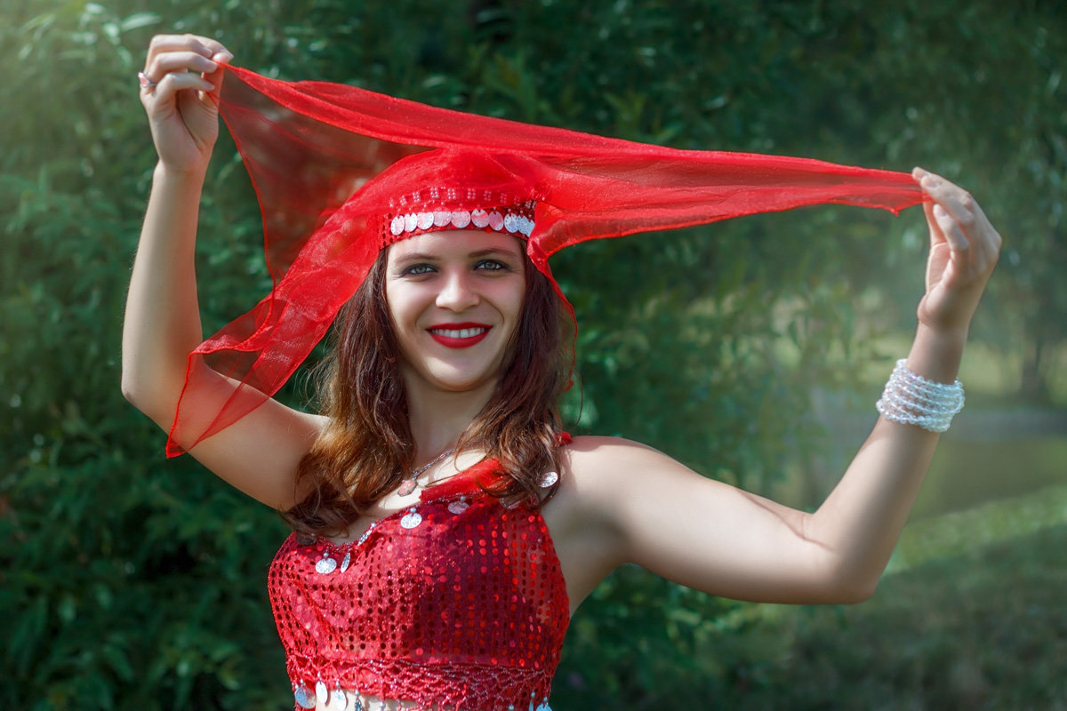 Танцовщица в красном наряде - Людмила Лебедева