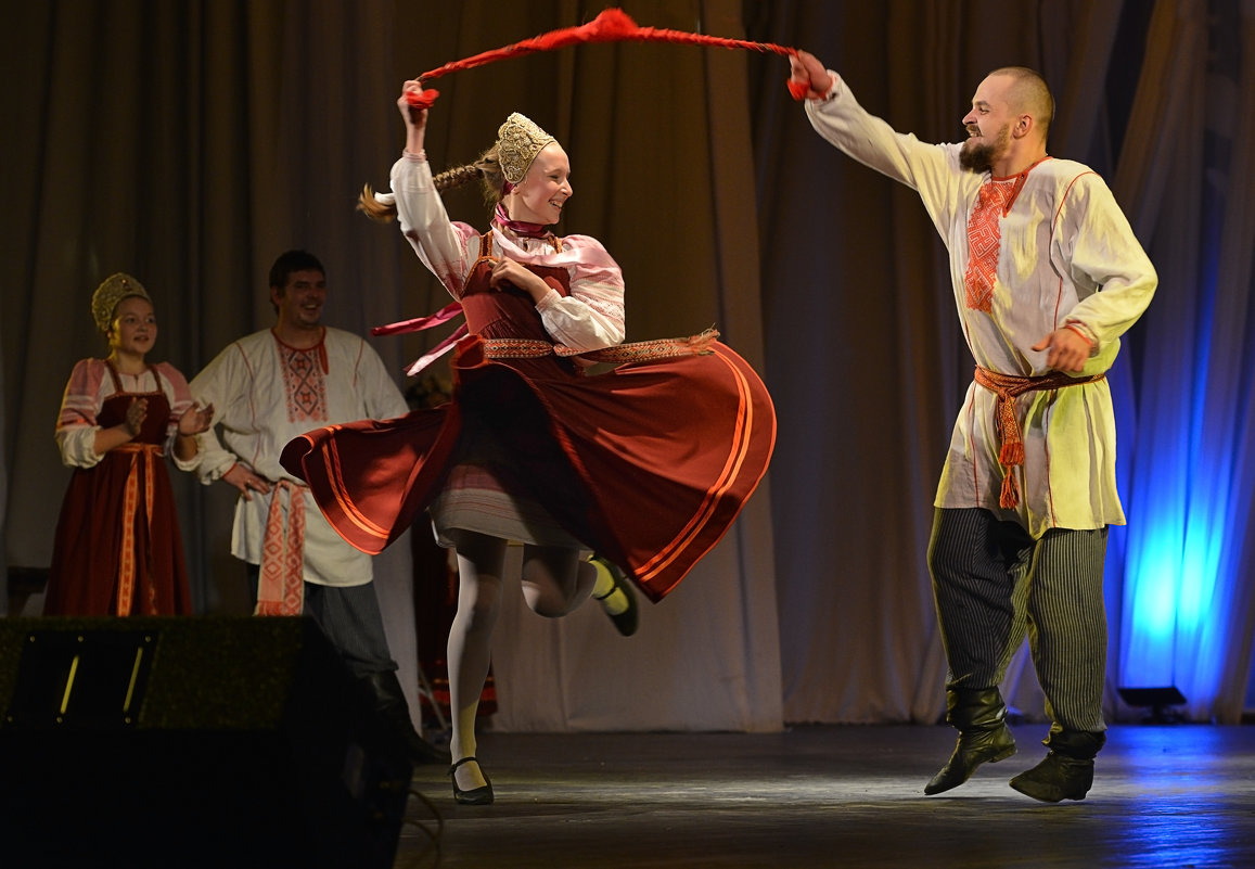 Выступают участники фольклорного театра "Кудесы" (Великий Новгород") - Алёна Михеева
