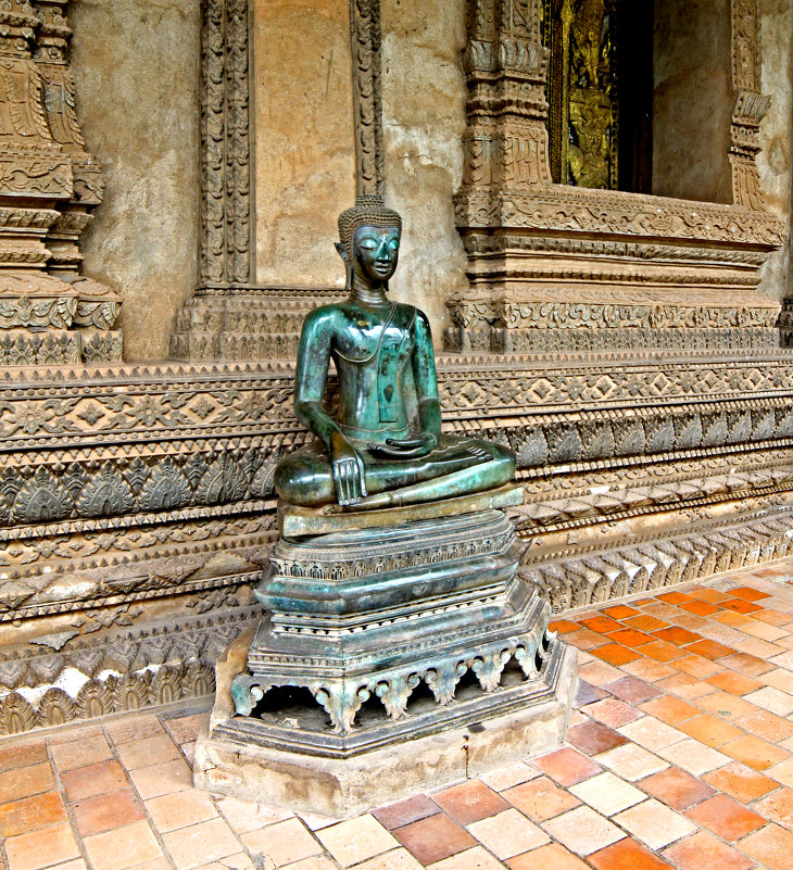 Лаос. Вьентьян. Скульптура Будды у древнего храма - Владимир Шибинский