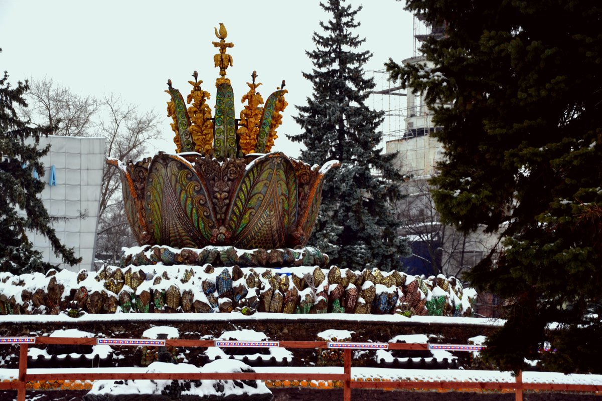 Фонтан "Каменный цветок" зимой - Владимир Болдырев