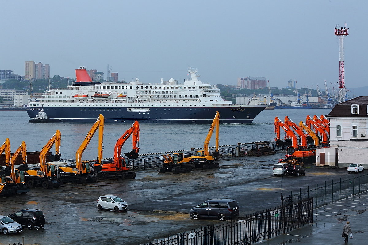 Круизный лайнер Nippon Maru покидает Владивосток - Александр 