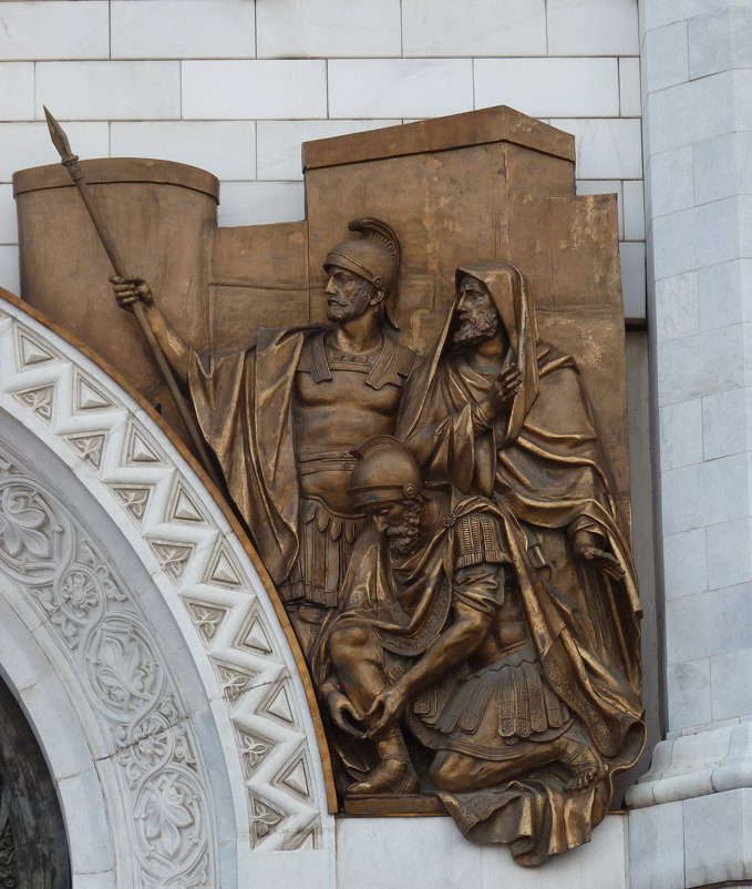 Иисус Навин, горельеф над центральным порталом южного фасада храма Христа Спасителя в Москве. - Galina Leskova
