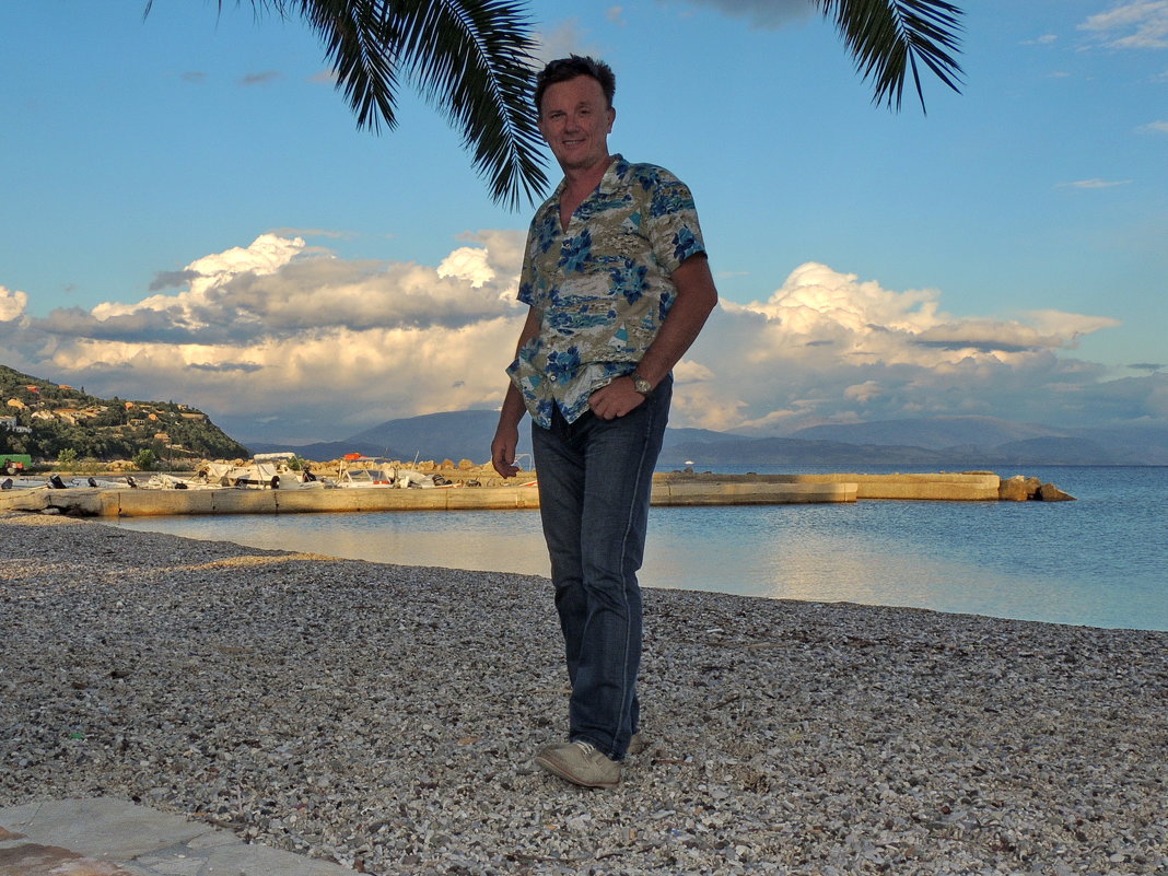 Автопортрет под пальмой на пляже Ипсос - Алексей Меринов