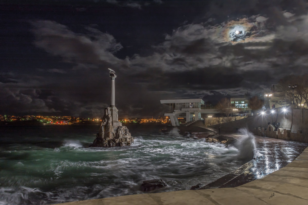 Памятник Затопленным кораблям в лунную ночь - Александр Пушкарёв