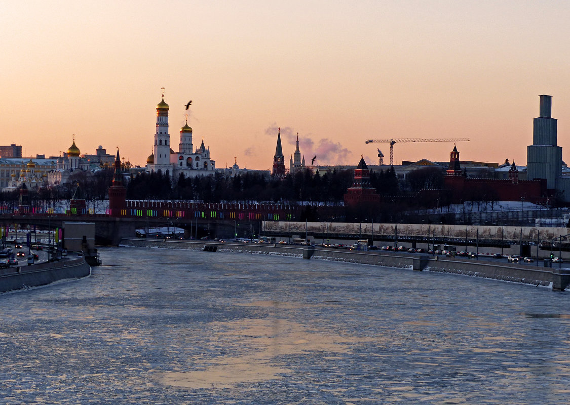 Холодный вечер над Москвой -рекой - Александр Запылёнов