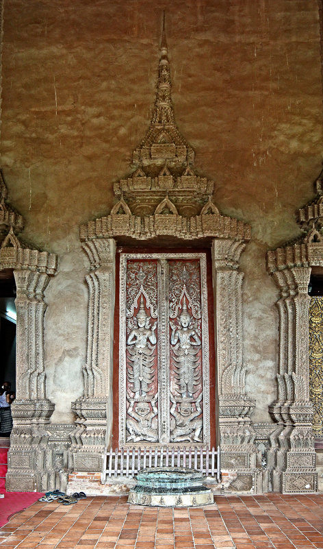 Лаос. Вьентьян. Дверь в древний храм - Владимир Шибинский