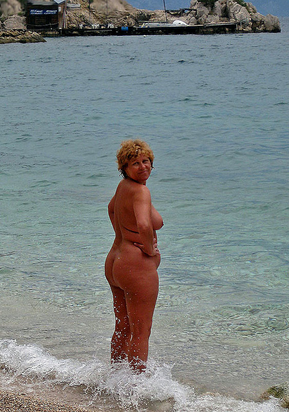 Зрелые женщины на нудистском пляже фото