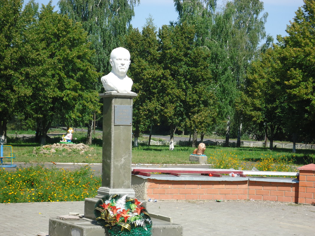 Памятник Н.С.Хрущеву на его родине .(с Калиновка Курская область ) - Владимир Чижиков 