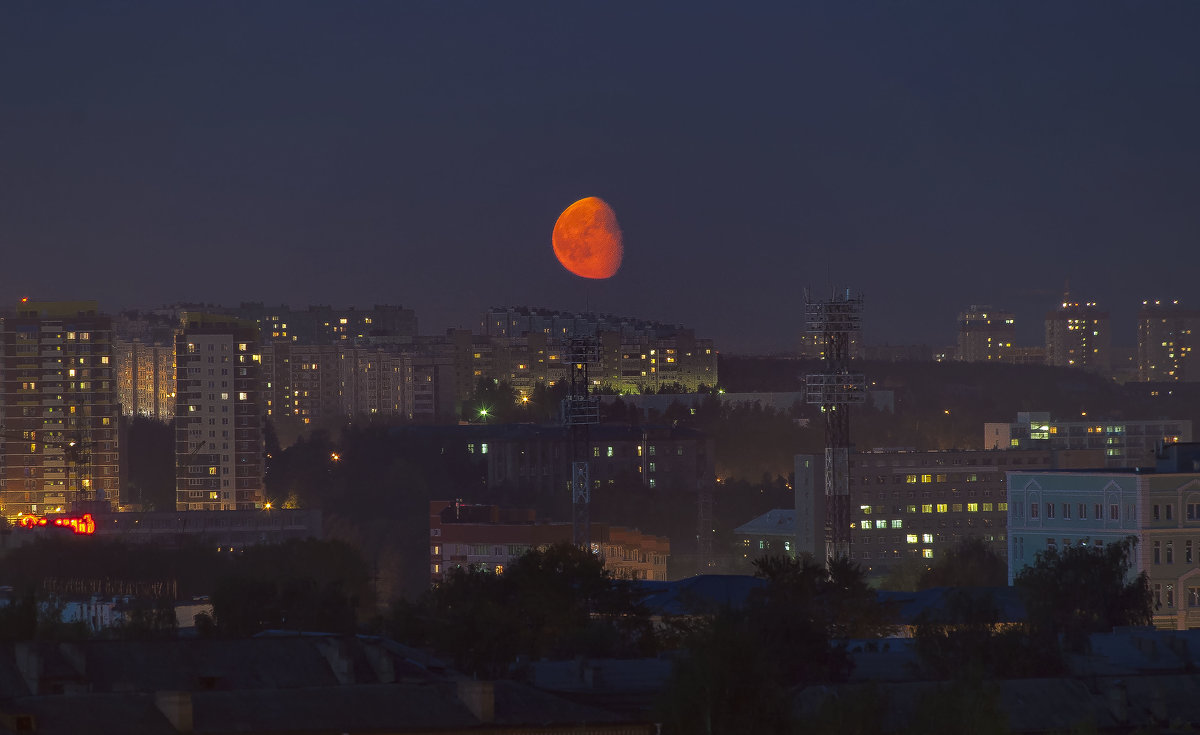 Восходящая Луна над засыпающим городом - Владимир Максимов