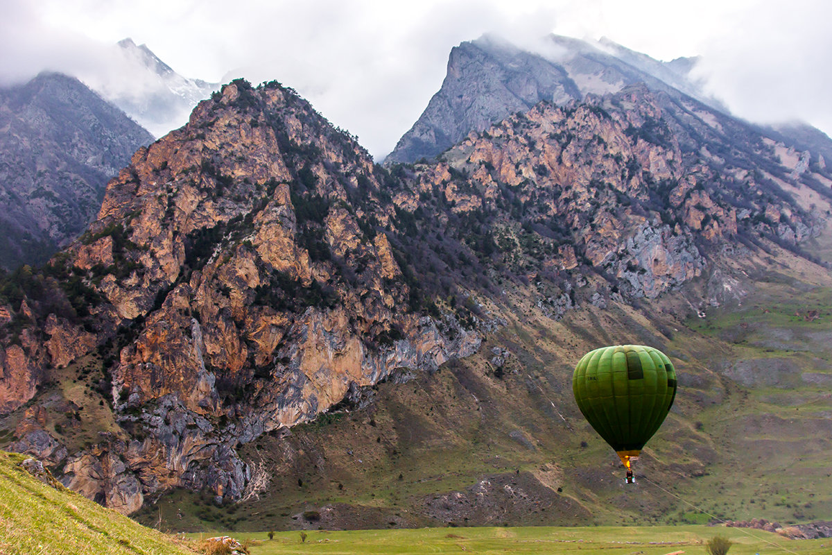 Воздушный шар на фоне гор - Артём Федин