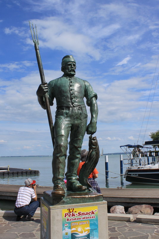 Памятник рыбаку - Валентина 