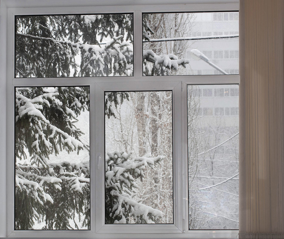 "А за окном то дождь, то снег..." - Елена Ахромеева