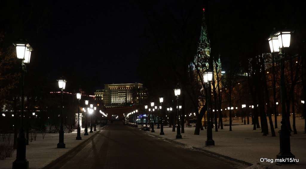 Вдоль кремлевской стены и ночь сменила день - Олег Лукьянов