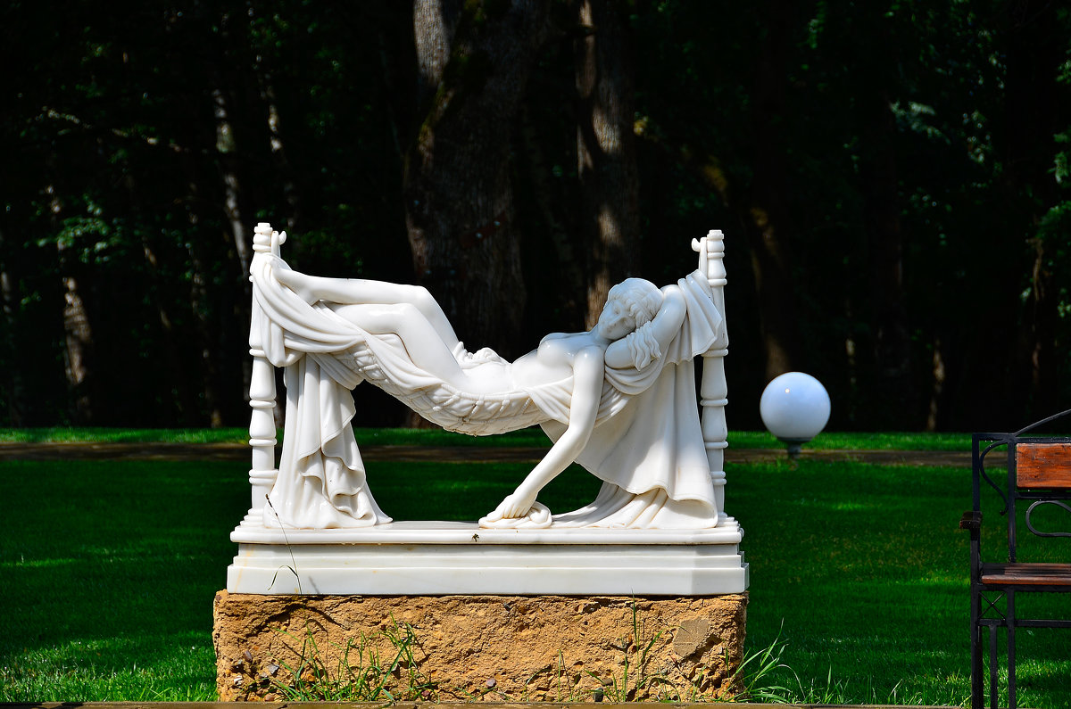Скульптура у бассейна - Miola 