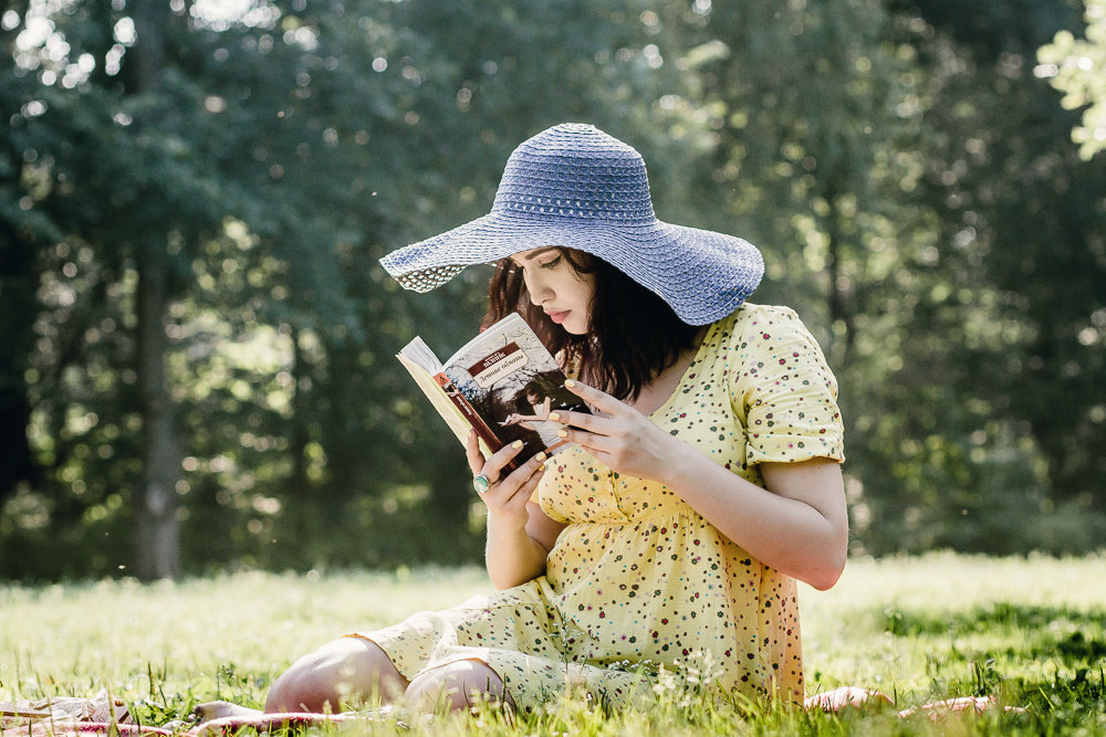 Девушка читает книгу - Арина Дмитриева