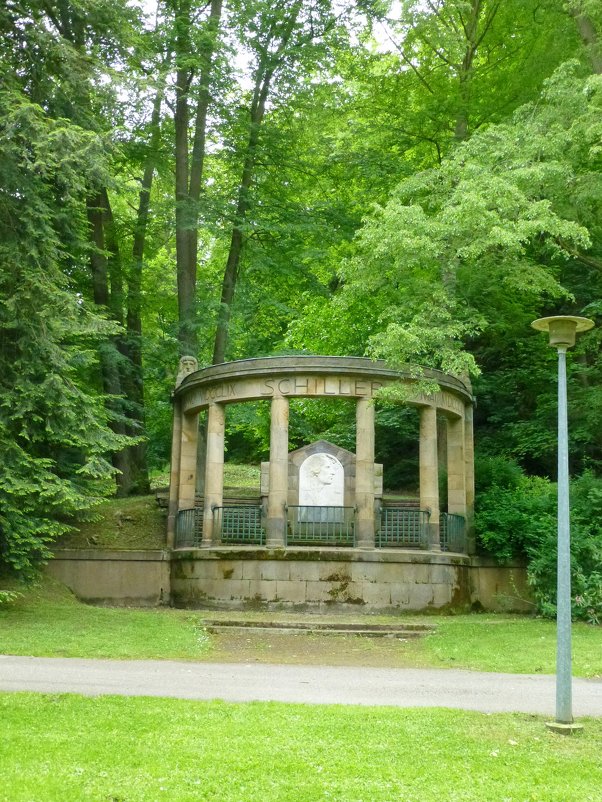 Памятник  Шиллеру - Наиля 