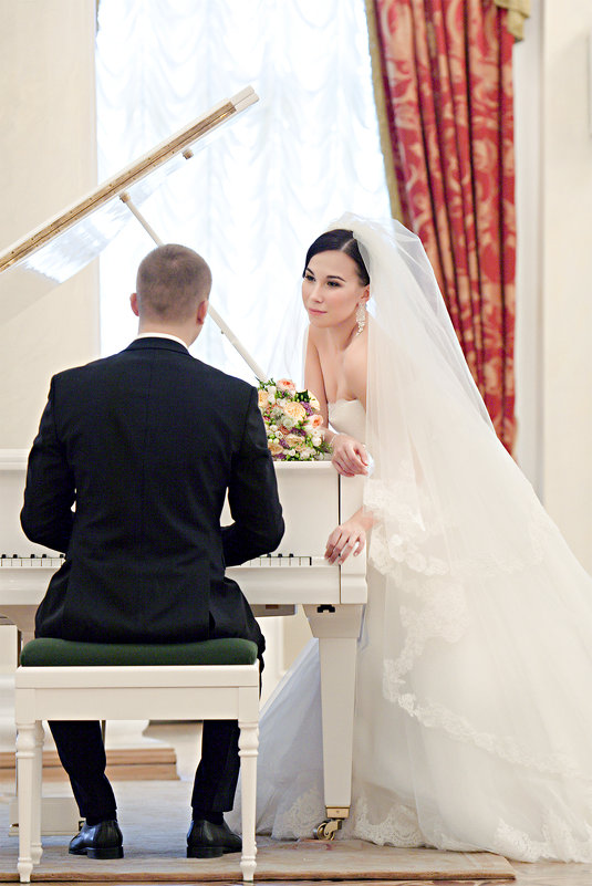 Жених и невеста у рояля - Георгий Трушкин