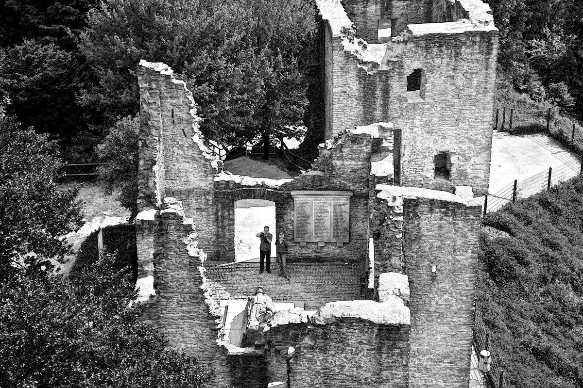 Развалины старой крепости и памятник погибшим в 1-ой мировой - Александр Корчемный