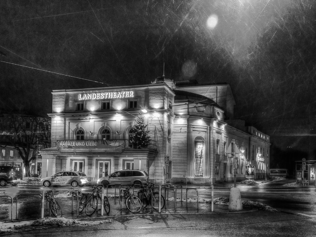 Salzburger Landestheater. Ландестеатр Зальцбурга, земельный театр (Зальцбург). Ночной вид. чб - Иван Пшеничный