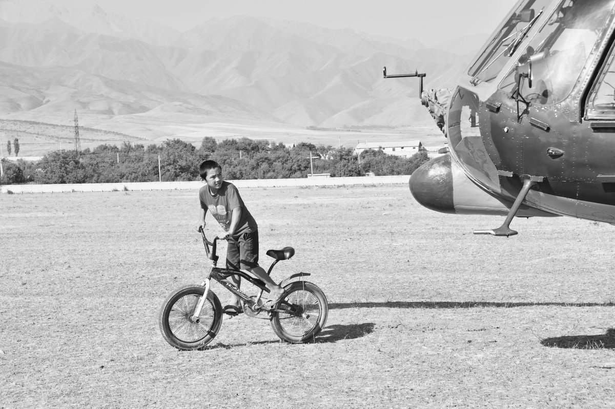прибытие вертолета в Киргизскую деревню - Sabretta Rendt