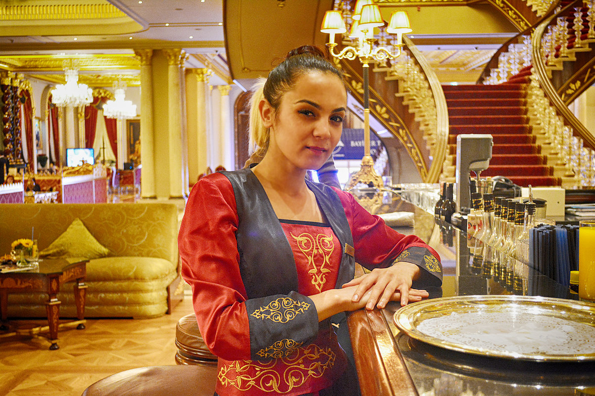 Официантка в отеле Mardan Palace - Эрик Делиев