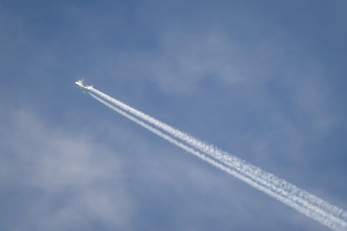 По небу рисуя летит самолет ... - Vadim77755 Коркин