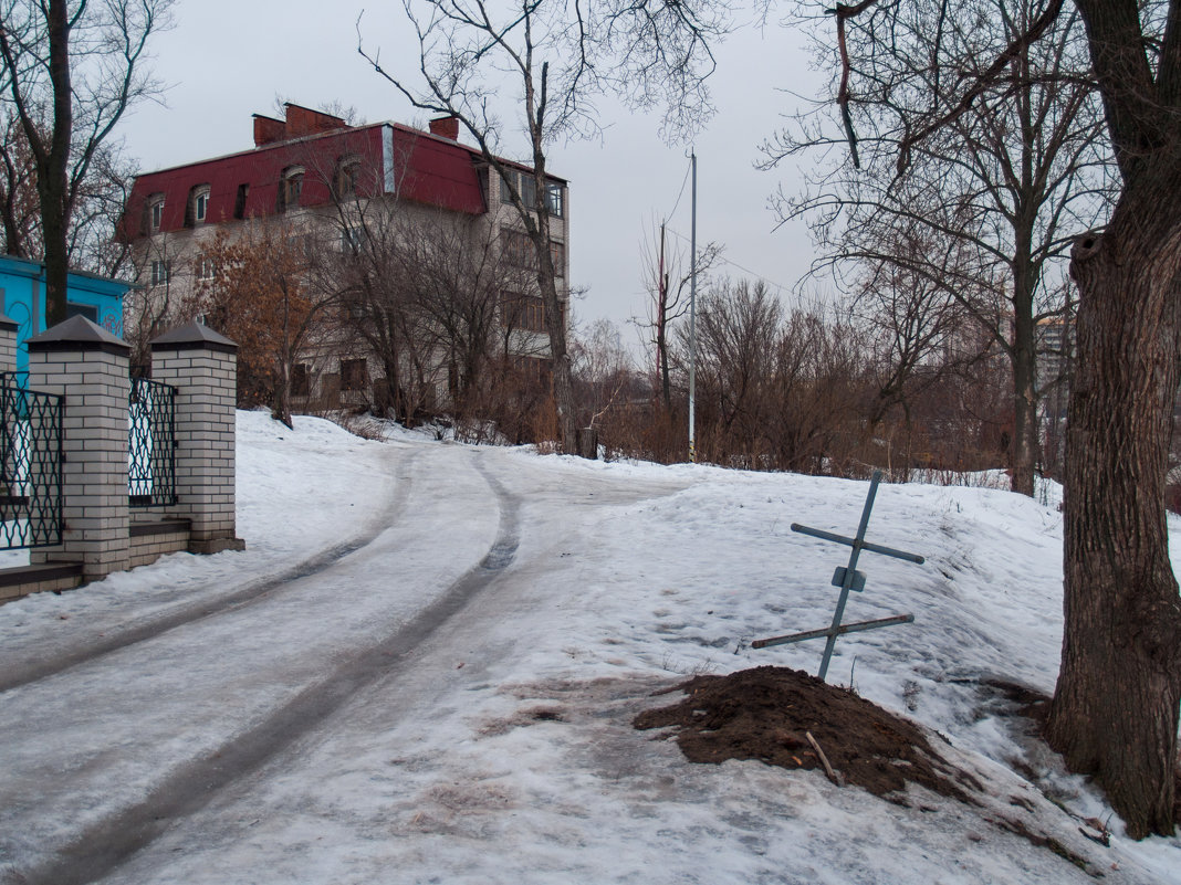 Дорога около кладбища - Павел Шалаев