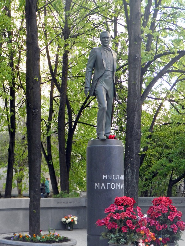 Памятник Магомаеву в Москве. - Елена 