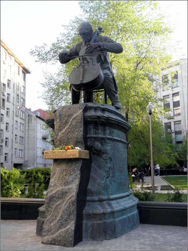 Памятник Мстиславу Ростроповичу в Москве. - Елена 
