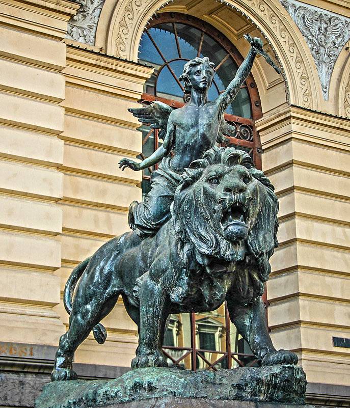 Скульптура перед входом в Банк Неаполя. - Владимир. ВэВэ