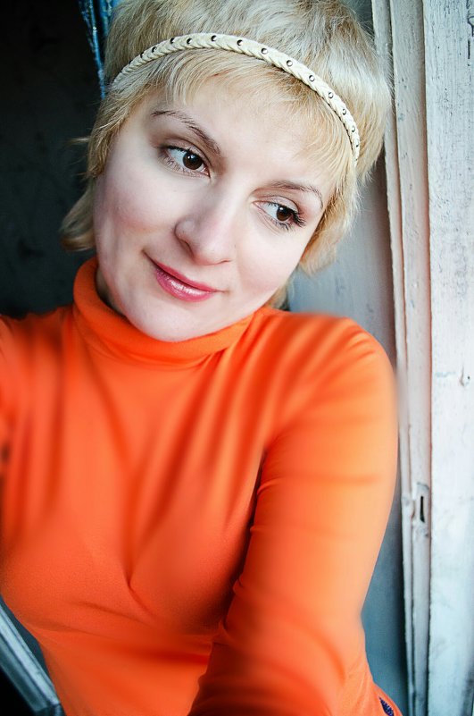 Автопортрет в оранжевом 1 - Елена Брыкова