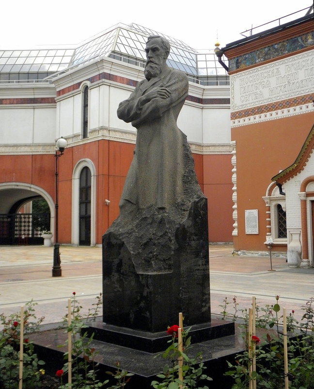 Памятник П. Третьякову в Москве (перед входом в Третьяковскую галерею). - Елена 