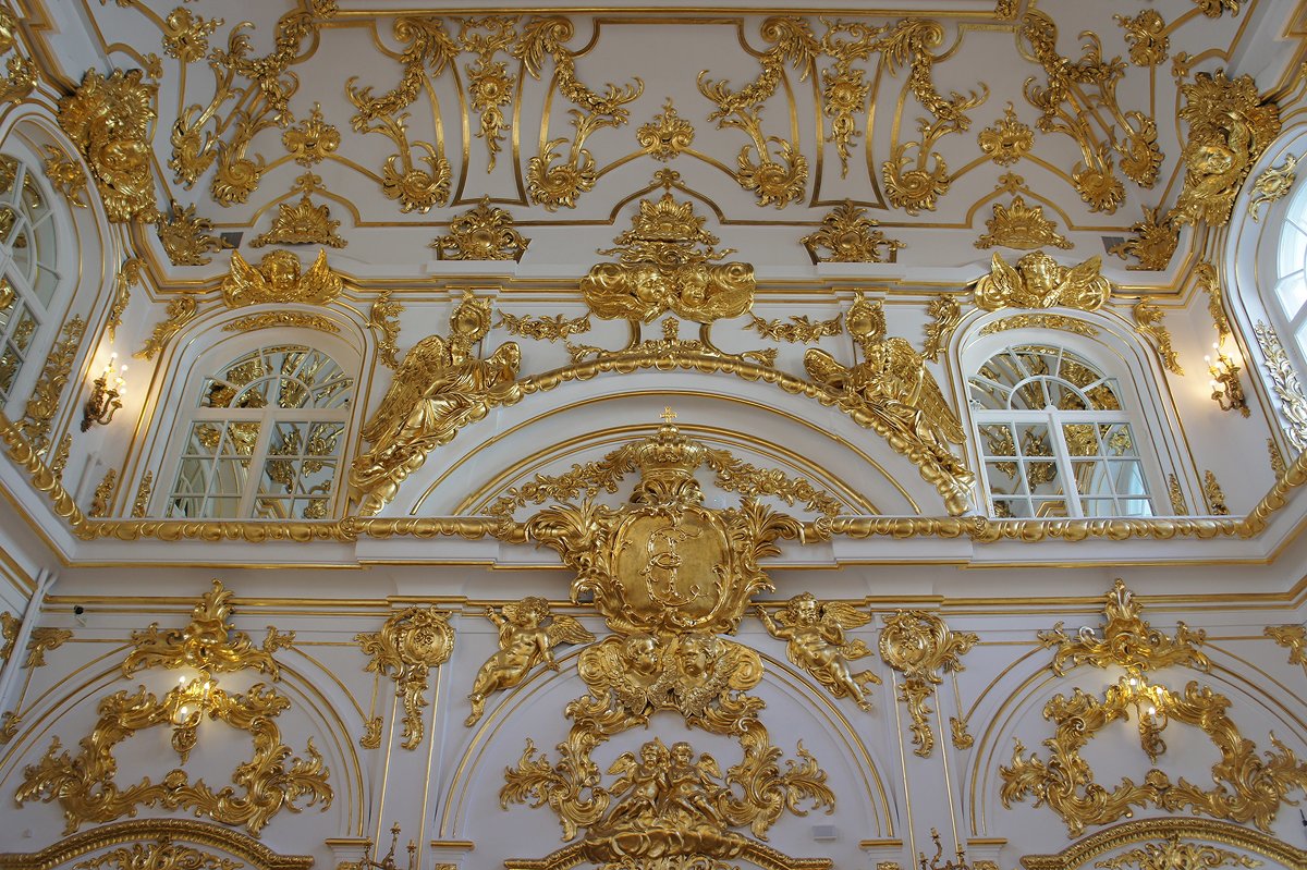 Главную роль в художественном убранстве церкви играют золоченый лепной орнамент - Елена Павлова (Смолова)