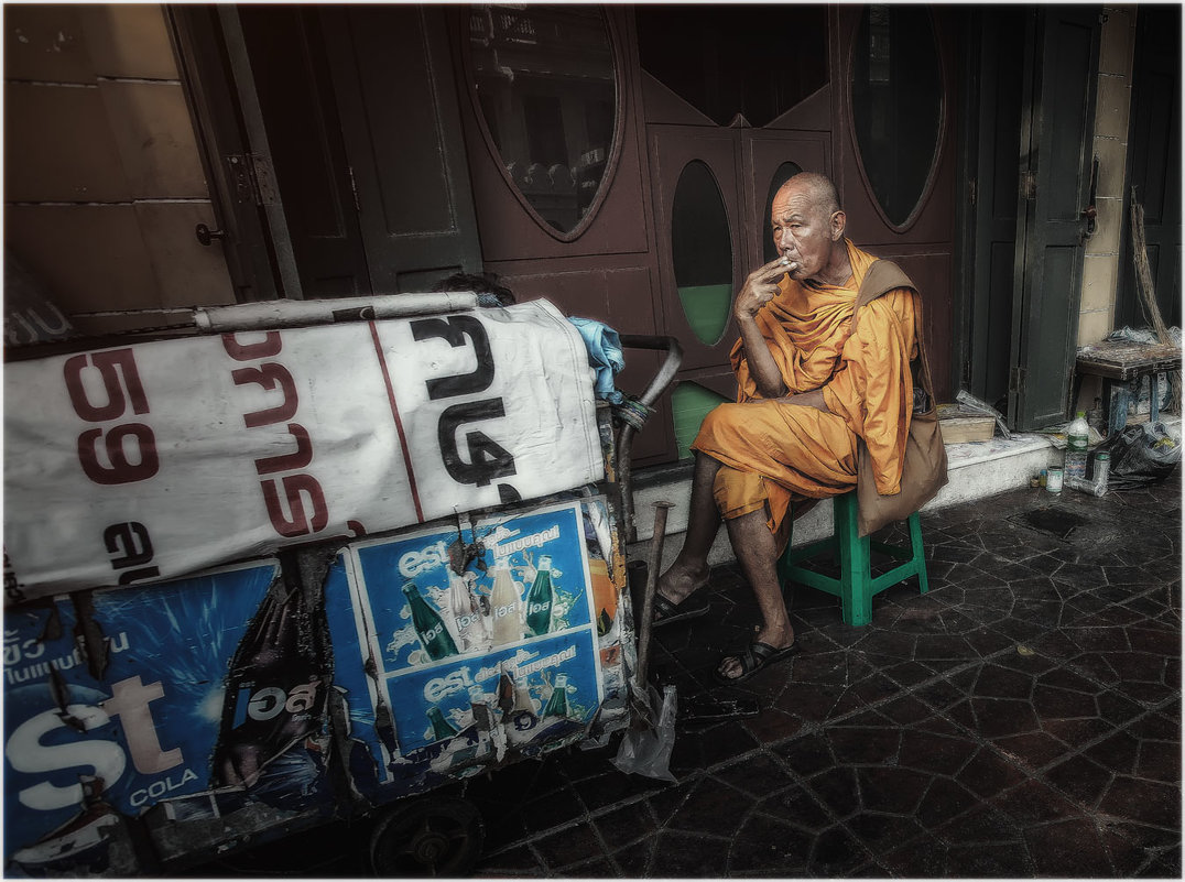 Случайный кадр.Уставший и задумчивый монах...Бангкок,Таиланд. - Александр Вивчарик