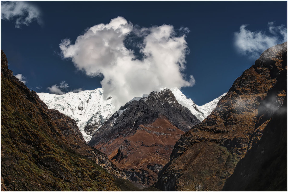 А там за облаками ОНА(гора)...Мачапучаре - «Рыбий хвост»- высотой 6998 м .Гималаи. - Александр Вивчарик